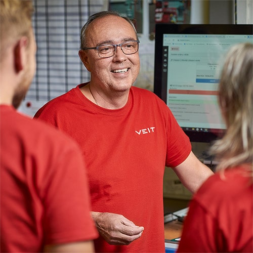 Man with glasses in red t-shirt VEIT